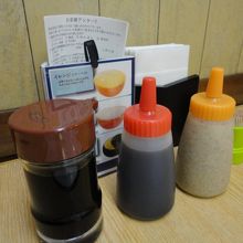 テーブルに備え付けのソース類　アンケート用紙もあります