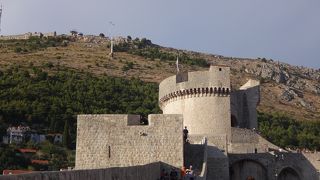 赤瓦屋根と青い海を眺めることができる展望台