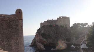 城壁から離れた高い崖の上に立つ要塞