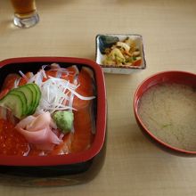 定番のサーモン丼