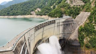 駐車場は無料駐車場へ、見事な観光放水に圧倒される♪