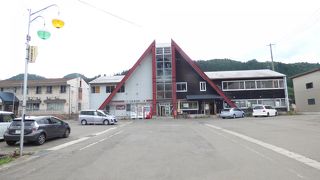 美しい森林地帯を行く