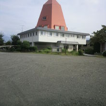 広い駐車場のような広場の向こうにやまなし伝統工芸館が見えます