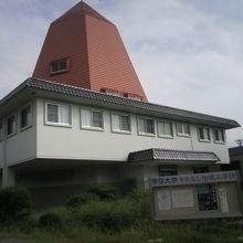 鎖の間を通り、工芸館に近づくと、建物の前に掲示板がありました