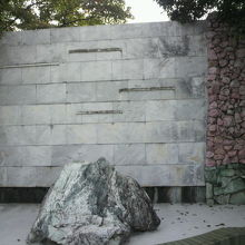 工芸館の前の壁には、標識が剥がされた跡のみが残っています。