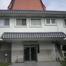 工芸館の入口にはシャッターがありますが、閉まったままです。