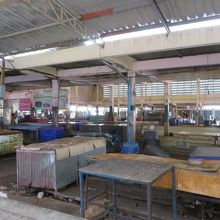 市場らしい雰囲気ではありますが