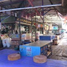 北側の入り口付近は、営業中の店がちらほら