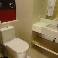 バスルームは狭め（ドアが内開きで使いづらい）