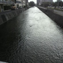 いさわはしが架けられている平等川の流れです。川上の方角です。