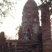 正面の右側の仏像は頭部が刈り取られている。