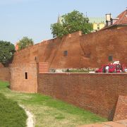旧市街地の西側に城壁が復元されています。