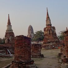 ピサの斜塔のように傾いた仏塔も。。