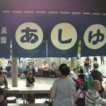 石和温泉駅前公園のあしゆには、とても多くの人々がやってきます
