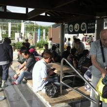 本当に多くの人々が集まってくる石和温泉駅前公園のあしゆです。