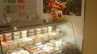 パセオ 1F の下野農園、お惣菜いろいろあります