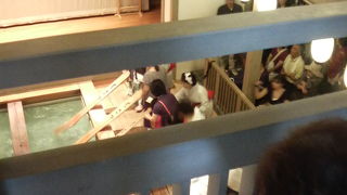 最も草津らしさを味わえる「湯もみショー」