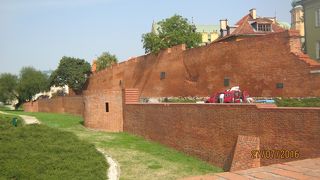 旧市街地の西側に城壁が復元されています。