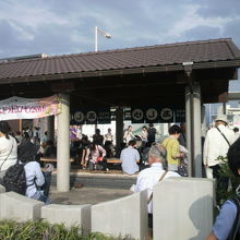 石和温泉駅前公園のあしゆの様子です。数多くの人々が来ています