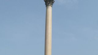 王宮広場に立てられています。