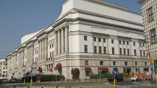 大きな大きな劇場です。