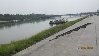 ワリシャワの町の東側に流れる大きな川です。