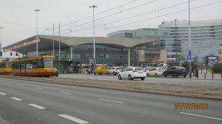 中央駅の南に東西にとおる大とおりです。