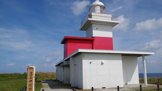 広大な原野に映える色鮮やかな灯台