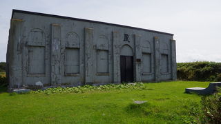 重厚なコンクリート造りの遺産