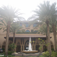 正面の車回しから。