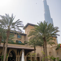 ブルジュ・カリファを背景に