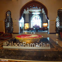 ロビー正面のラマダン期間の飾り付け