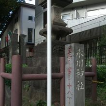 一の鳥居前に「これより宮まで十八丁」（2000ｍ）の石標