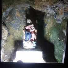 地下の聖母マリア像。