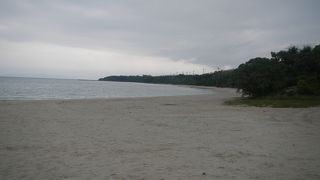 白い砂浜が続く