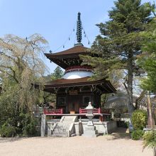 多宝塔です。和歌山県海南市の野上八幡から移築したものです。