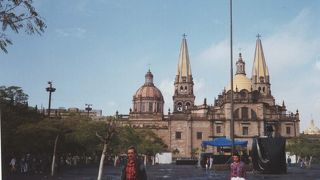 市の中心部に聳えるゴシック様式の大聖堂