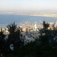 部屋からハイファの街と港を見下ろせた．