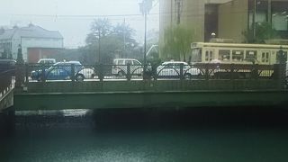 路面電車も行きかうレトロな橋です。