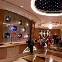 チェックインカウンターです。なかなか豪華な作りです。