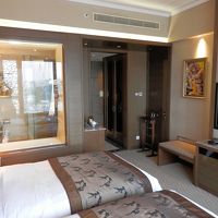 ガラス張りで丸見えのバスルームですがちゃんとスクリーン付