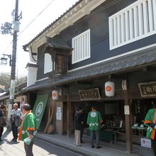 店の前で揃いの法被を着た店員さん達が呼び込む。