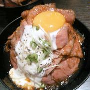 思ったより小さい？山盛りローストビーフ丼