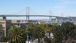 夜間ライトアップが美しい２階建ての橋