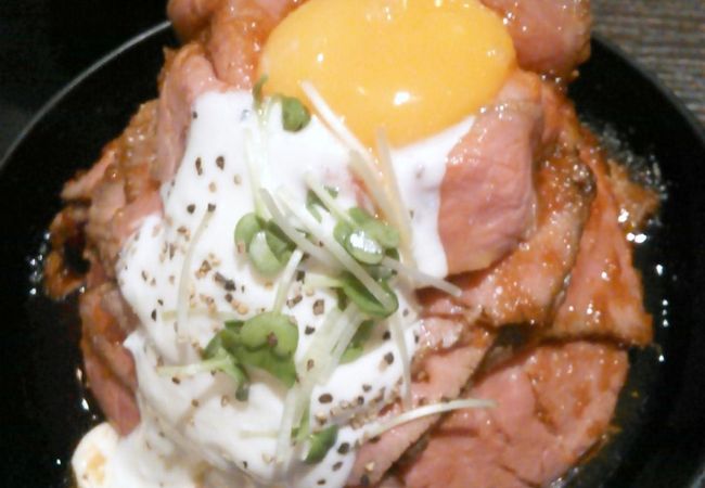 思ったより小さい？山盛りローストビーフ丼