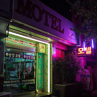 怪しい光とMOTELという看板だが旅行者向けの宿