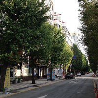 モーテル前の道。付近は食堂多い。