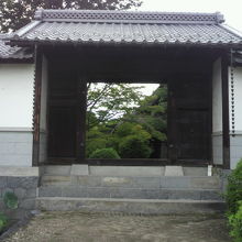 八田家屋敷の表門です。地面から３段ほど高く、家格に応じた造り
