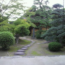 表門から見た八田家書院です。樹々に囲まれ落ち着いた雰囲気です
