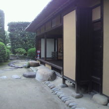 八田家書院の前には、掃き清められた砂庭と玉石が広がっています